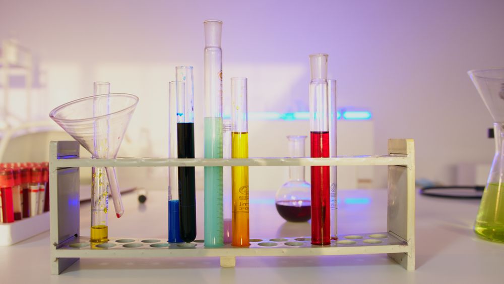 Sklenené ampulky a skúmavky v laboratóriu